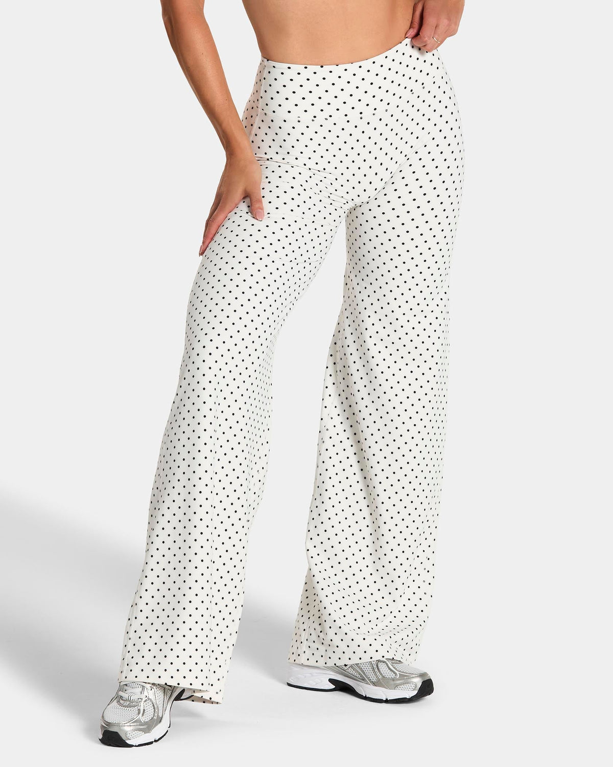 Pantalon à jambe droite et coupe longue Allrounder « pois sur fond blanc »