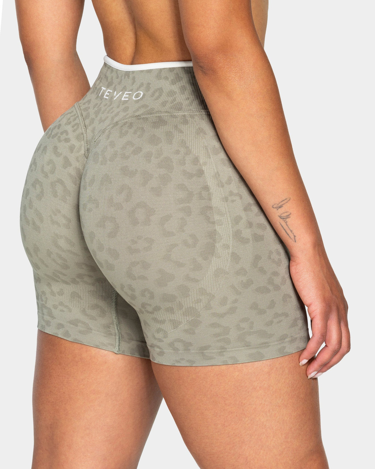 Short Sculpt Scrunch Contrastline « Léopard kaki »