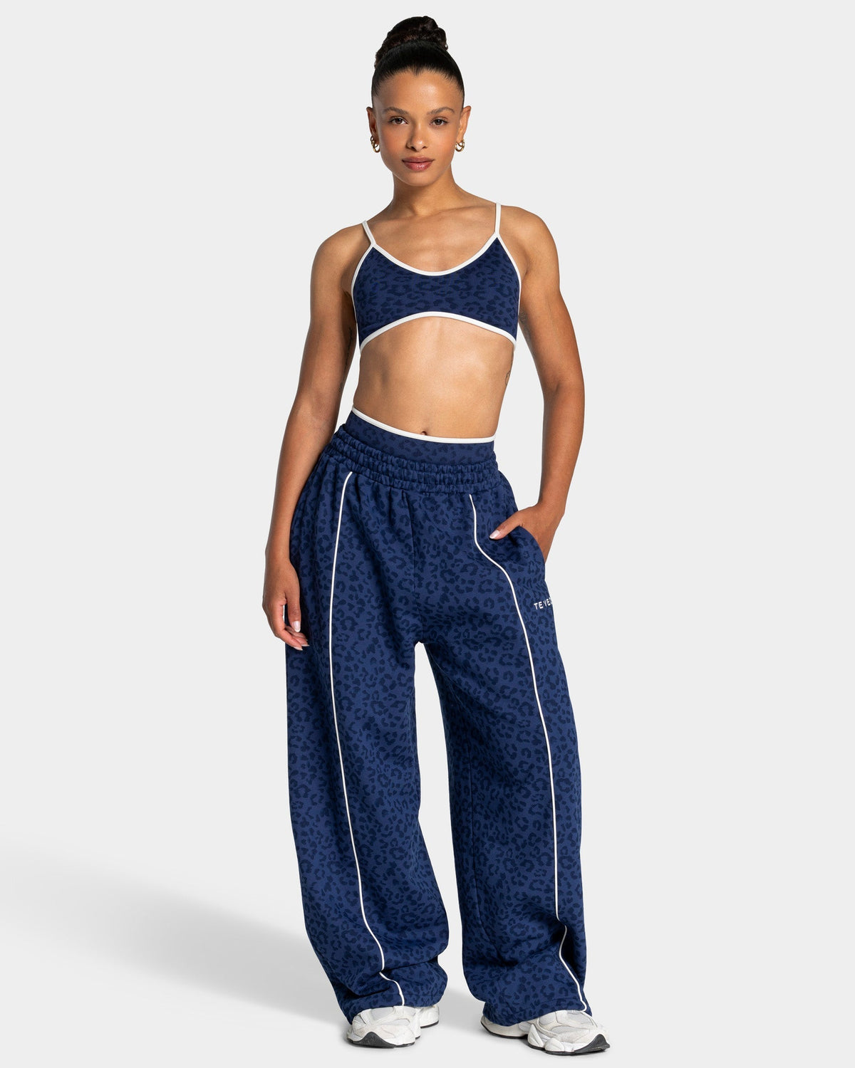 Pantalon de jogging Wide Leg Contrastline « Léopard bleu foncé »